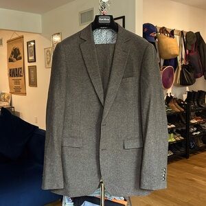 English Herringbone suit in a slim cut